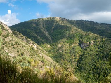 Fransa 'nın güney Alplerindeki tepeler