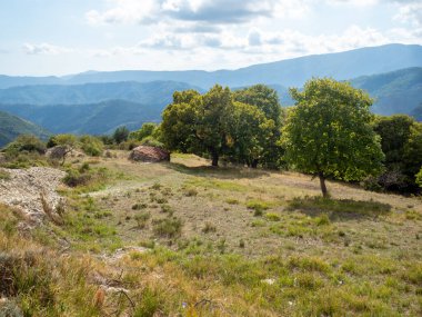 Fransa 'nın güney Alplerindeki tepeler