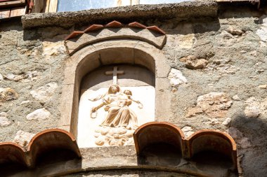 Fransız Rivierası 'nın eski köyünün ön cephesinde küçük bir dini oyma. Güney Alpleri' nde.