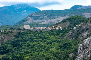 Güney Fransız Alpleri 'nin tepelerinde ve küçük köylerinde manzara