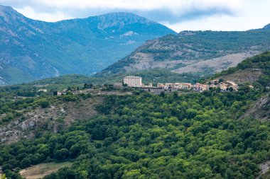 Güney Fransız Alpleri 'nin tepelerinde ve küçük köylerinde manzara