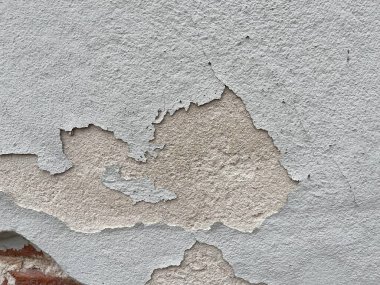 Beton duvar dokularındaki boyaları soymaya yakın durun. Duvarlar soyuluyor çünkü boya eski ve onarılması ve yeniden boyanması gerekiyor.