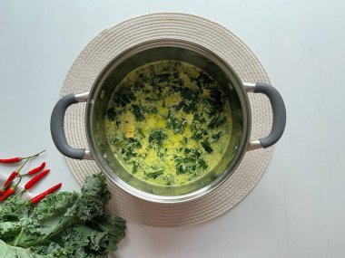 Kale ve hindistan cevizi sütü çorbası. Tavuk suyu çorbası. Yemek kitabı, yemek tarifi kitapları ve makaleler için mükemmel. Kolay ve sağlıklı yemek pişirme konsepti.