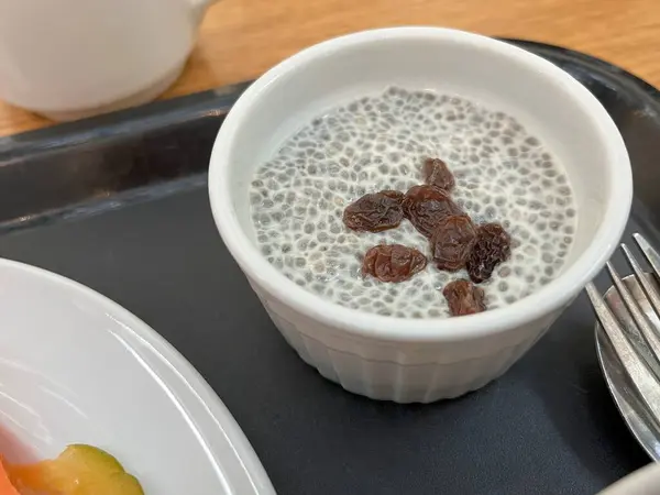 Kuru üzümlü Chia tohumu pudingi. Sağlıklı kahvaltı konsepti