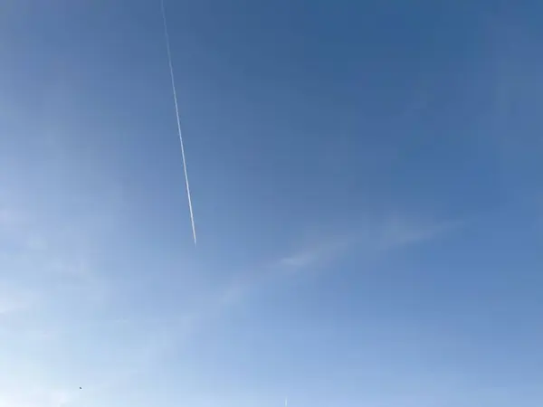 Mavi gökyüzünde uçuş yolu