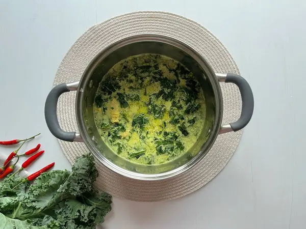 Kale ve hindistan cevizi sütü çorbası. Tavuk suyu çorbası. Yemek kitabı, yemek tarifi kitapları ve makaleler için mükemmel. Kolay ve sağlıklı yemek pişirme konsepti.
