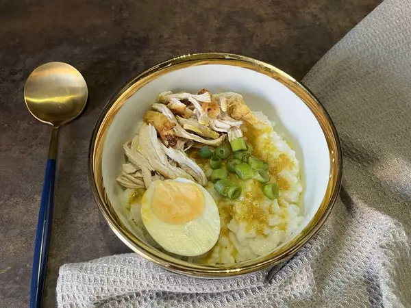 Bubur ayam bir Endonezya tavuğu. Hindistancevizi sütüyle pişirilmiş pirinç lapası dilimlenmiş tavuk eti dilimlenmiş soğan, haşlanmış yumurta, üstüne de sarı tavuk çorbası.