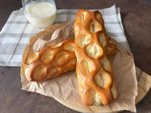 Süzme peynirli çörekler, un, su, şeker, sebze yağı, şeker, nişasta, tuz, aroma, maya, vanilya, kaymak dolgusu. Tarif kitapları, makaleler, yaratıcı proje için mükemmel.