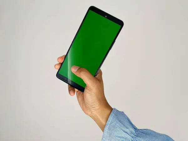 Yeşil ekranlı cep telefonu tutan bir kadın.