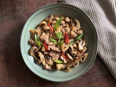 Kavrulmuş tavuk ve mantarlı istiridye soslu Çin yemeği. Fotoğrafı Kapat 