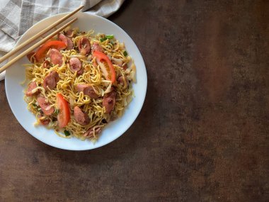 Mie goreng sosis ya da kızarmış sosis, Endonezya 'nın sosis sosu, sosis ve Çin lahanasıyla pişirilmiş bir şehriye türüdür. Üst görünüm