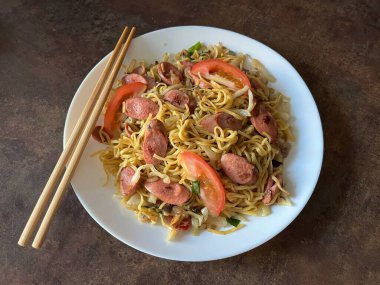 Mie goreng sosis veya sosisli kızarmış erişte, Endonezya 'nın sosis, sosis, sosis ve Çin lahanasıyla pişirilmiş, beyaz tabakta servis edilen eriştesidir.