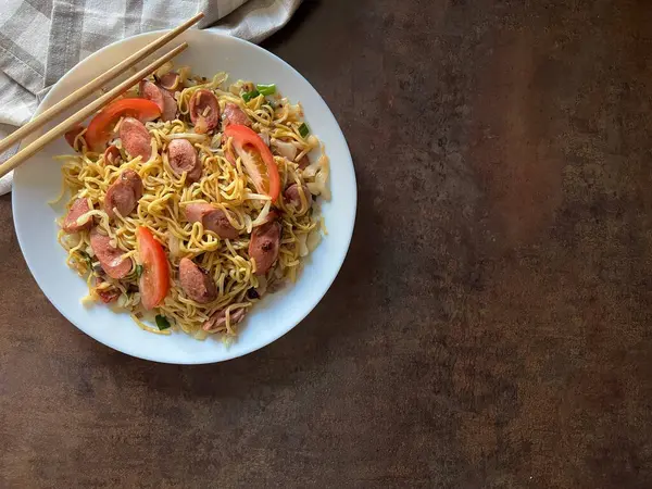 Mie goreng sosis ya da kızarmış sosis, Endonezya 'nın sosis sosu, sosis ve Çin lahanasıyla pişirilmiş bir şehriye türüdür. Üst görünüm