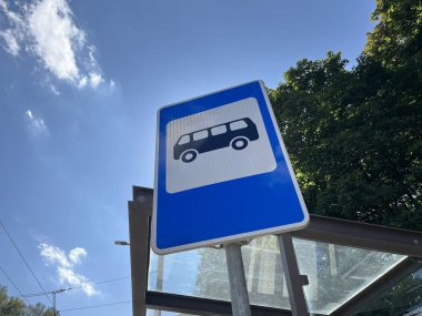 otobüs dur işareti mavi gökyüzü