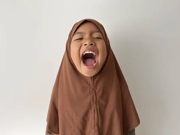 Tesettürlü mutlu Asyalı Müslüman kız kahkahalarla gülüyor. Etkileyici çocuklar.. 