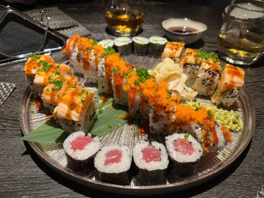 Suşi ahşap bir masada bir tabağa konmuş. Yakın plan.