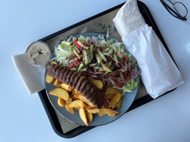 Restoranda patates kızartması ve salata ile kebap. Üst görünüm