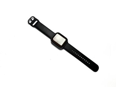 Siyah akıllı saat beyaz arka planda izole edilmiş. Siyah kayışlı Smartwatch metin için alanı kopyala.