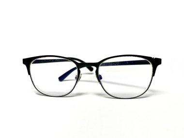 Beyaz arka planda izole edilmiş gözlük. Siyah çerçeveli gözlük.