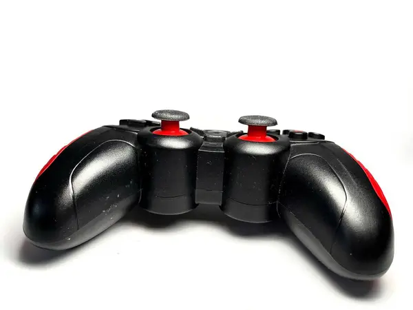 Oyun alanı beyaz arkaplanda izole edildi. Kırmızı ve siyah düğmeli siyah joystick