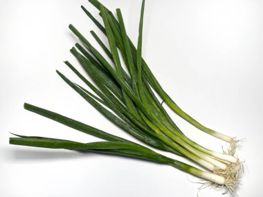 Beyaz arka planda deniz tarakları. Taze taze soğan. Pişirmek için sebzeler.