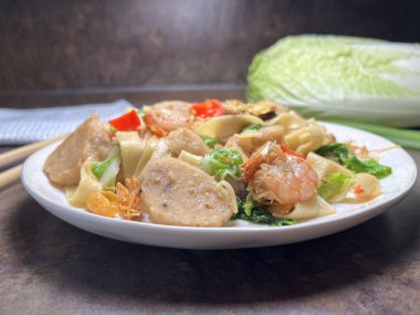 Karides ve sebzeli kızarmış şehriye. Tayland tarzı yemek..