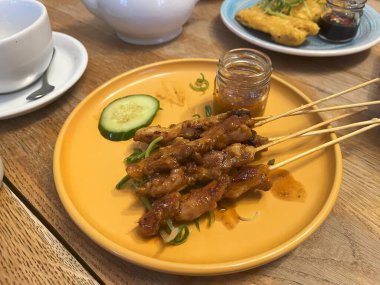 Polonya 'daki Endonezya restoranında bir tabak sarı tabak ve bir tabak Tempe Mendoan servis edildi.