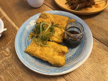 Polonya 'daki Endonezya restoranında bir tabak Tempe Mendoan.