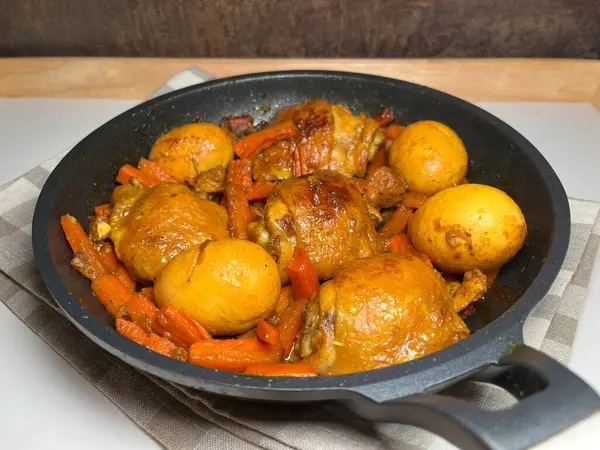 Soya soslu tavuk mu yoksa havuçlu ve haşlanmış yumurtalı Ayam Kkapap mı? Siyah bir tavada servis ediliyor. Tarifler, makaleler, kataloglar ya da ticari amaçlar için mükemmel. Kopyalama alanı ile.