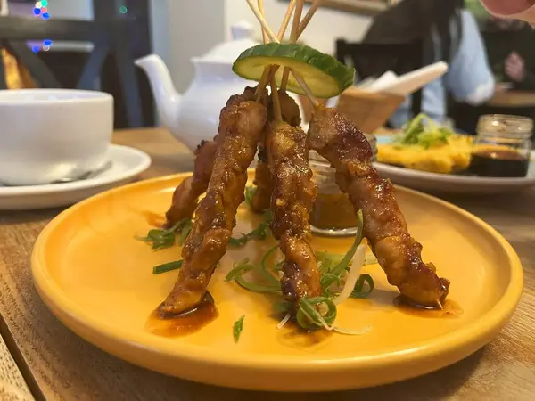 Polonya 'daki Endonezya restoranında bir tabak Sate Madura servis edildi.