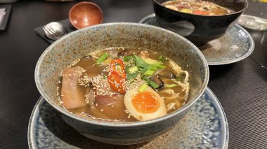 Sıcak bir Japon restoranında ramen, yumurta, sebze ve susam tohumlu ramen.