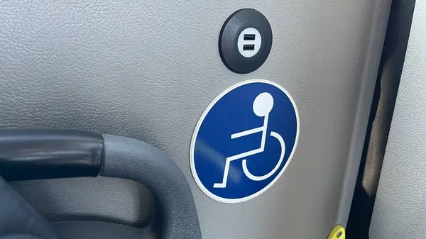 Çeşitli ihtiyaçları olan yolcular için sağlanan toplu taşıma otobüsünde engelliler için ayrılmış oturma yeri anlamına gelen uluslararası erişim işareti.