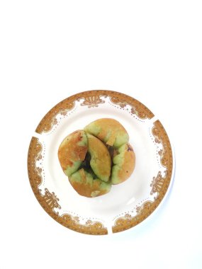 Beyaz arka planda izole edilmiş Pukis keki. Pukis keki Endonezya 'nın geleneksel pastasıdır. 