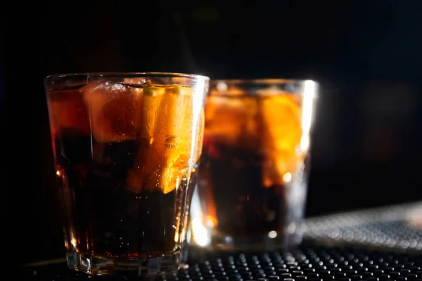 Cocktails Alcoolisés Avec Des Tranches Glace Citron Sur Bar Sur — Photo