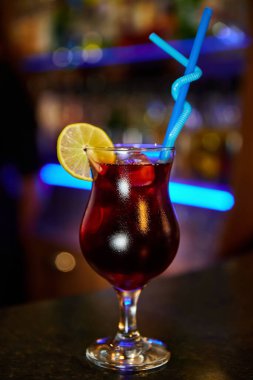 Kola, buz ve limonlu alkol kokteyli.