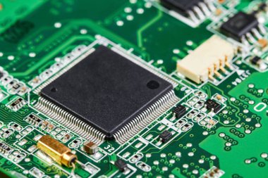 Elektronik yazdırılmış devre kartının bir kısmındaki bilgisayar çipinin kapatılması