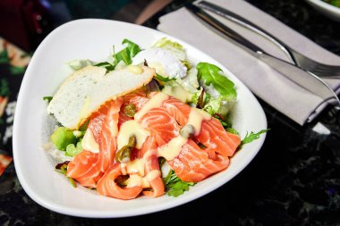 Norveç somonundan salata, haşlanmış yumurta ve Hollandaise sosu.