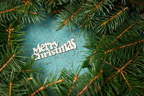 Inscription Veselé Vánoce Modrém Papíře Pozadí Obklopen Jedlovými Větvemi — Stock fotografie