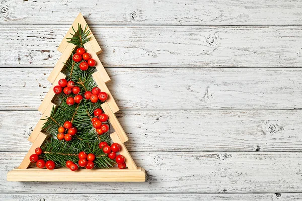 Dřevěný Vánoční Stromek Jedlovými Větvemi Uvnitř Zdobené Jeřáby Lehkém Dřevěném — Stock fotografie