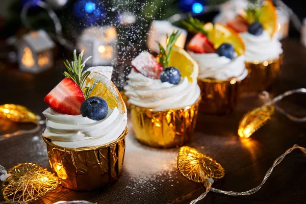 Pastelitos Navidad Decorados Con Arándanos Frescos Fresas Sobre Fondo Guirnaldas —  Fotos de Stock