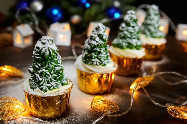 Vánoční Dortíky Podobě Novoročního Stromku Zdobeného Práškovým Cukrem Pozadí Zářících — Stock fotografie