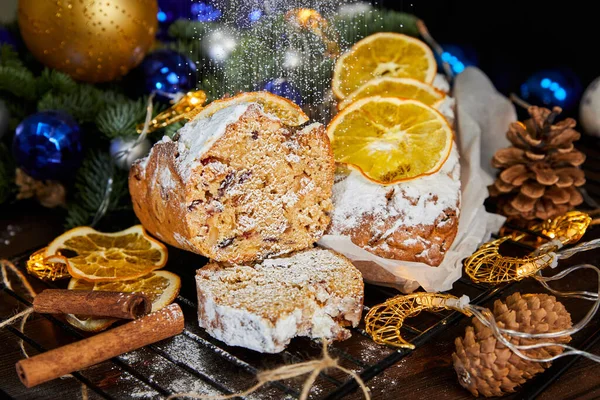 Crăciun Stolen Condimente Stafide Nuci Fructe Congelate Fundal Ghirlande Strălucitoare — Fotografie, imagine de stoc