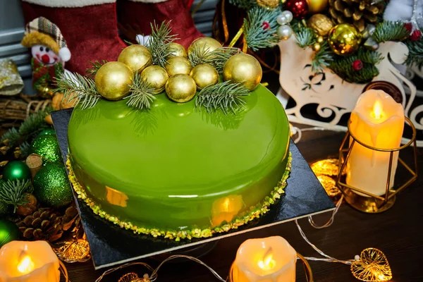 Gâteau Noël Aux Saveurs Tropicales Sur Fond Bougies Guirlandes Branches — Photo