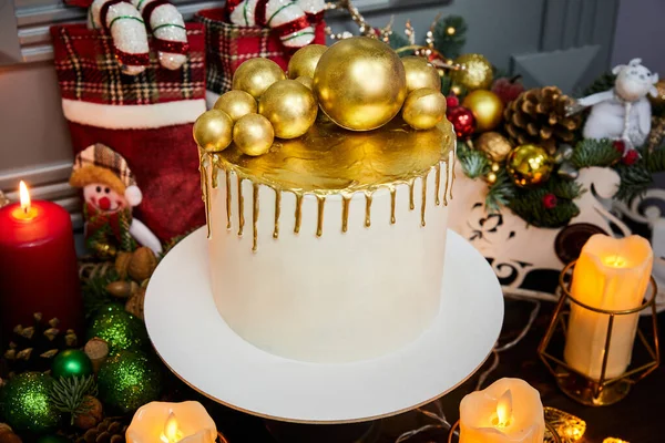 Gâteau Noël Avec Biscuit Vanille Crème Caillée Fraises Décorées Boules — Photo