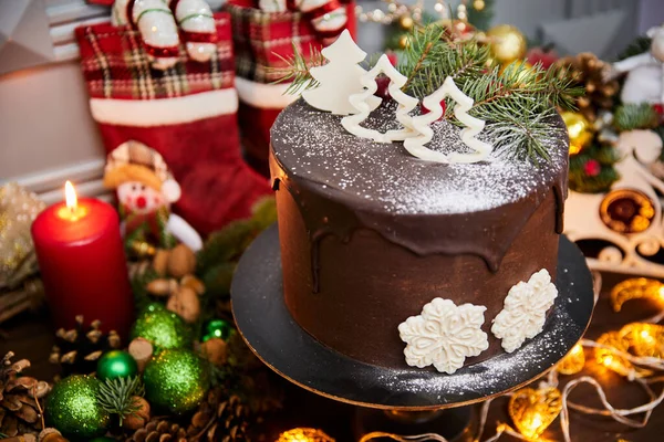 Pastel Navidad Hecho Base Chocolate Con Crema Chocolate Decorado Con —  Fotos de Stock