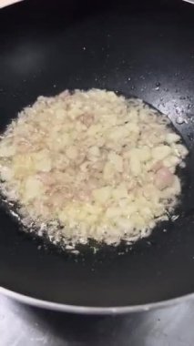 Kapalı çekimde tavada kızarmış sarımsak pişiriyorum..
