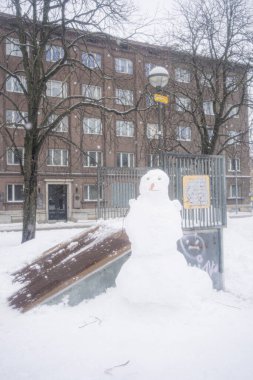 Çocukların yaptığı komik kardan adam. Yüksek kalite fotoğraf