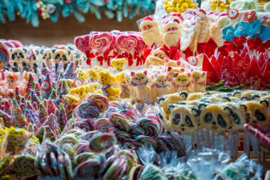 Hayvanlara, Noel Baba 'ya ve tatil temalı arka planı olan ağaçlara benzeyen çeşitli şenlik şekerlemeleri. Tatlılık kavramı