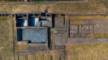 Bu yüksek çözünürlüklü mikroskobik görüntünün çarpıcı hava perspektifinde yakalanan antik kalıntıların unutulmuş güzelliğini keşfedin. Yüksek kalite fotoğraf