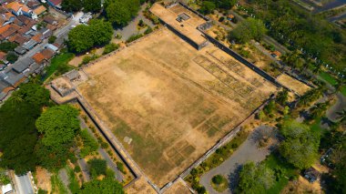 Büyüleyici bir hava manzarası, yemyeşil alanlarla çevrili geniş bir kale alanını gözler önüne seriyor. Yüksek kalite fotoğraf